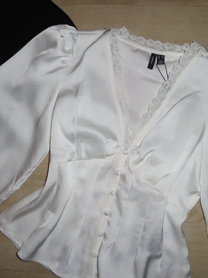 Rikke Lace Trim Top - VERO MODA Blouse prem. prem. clothing boutique Chatham, Ontario, Canada